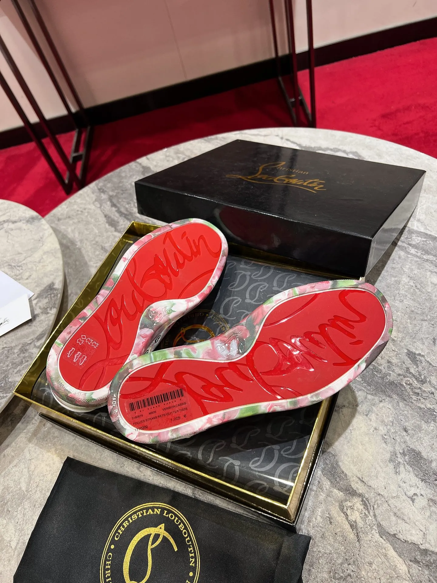 👟👟Ex-factory price 680👟👟 ╔Low-top back printed pink and white model╗ ·Top version customization·²⁰²²𝐬𝐬 𝑪𝒉𝒓𝒊𝒔𝒕𝒊𝒂𝒏 𝑳𝒐𝒖𝒃𝒐𝒖𝒕𝒊𝒏 ▪️No matter the last shape, fabric, diamonds, nails, lining, outsole, they are as close as possible to ZP... ▪️The original sole is specially provided by the original factory ▪️The lining is imported water-dyed cowhide ▪️Private customization time is about 3-7 days —————— Size: Women's 35M-41M Men's 38M-47M, half size can be customized